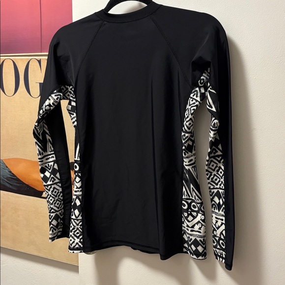 AXESEA Black Rash Guard with White Patterns - Picture 6 of 8